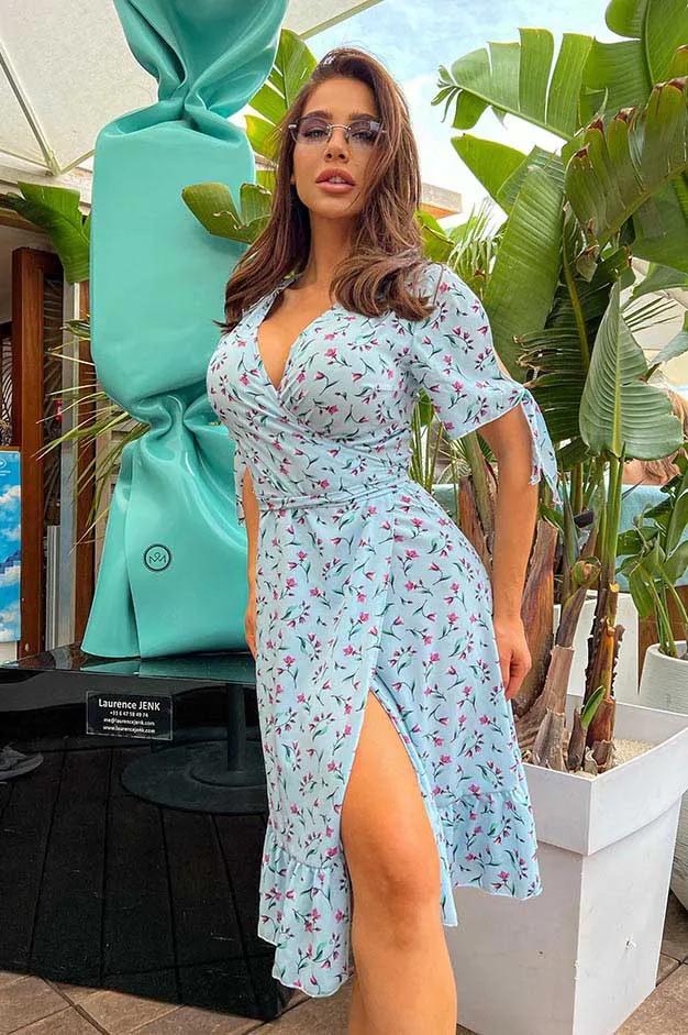 Літні сукні JK-Fashion — блакитна сукня в квітковий принт на запах