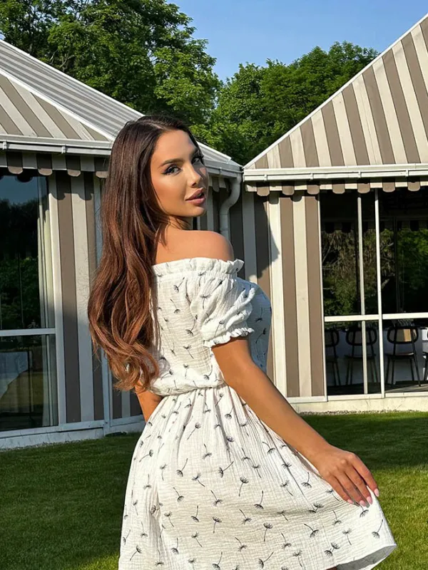 Біла сукня міні з мусліну з дрібним чорним принтом і відкритими плечима - 1660 — фото 2