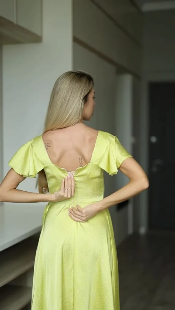 Жовті сукні оптом JK-Fashion — лимонна сатинова сукня міді з відкритою спиною