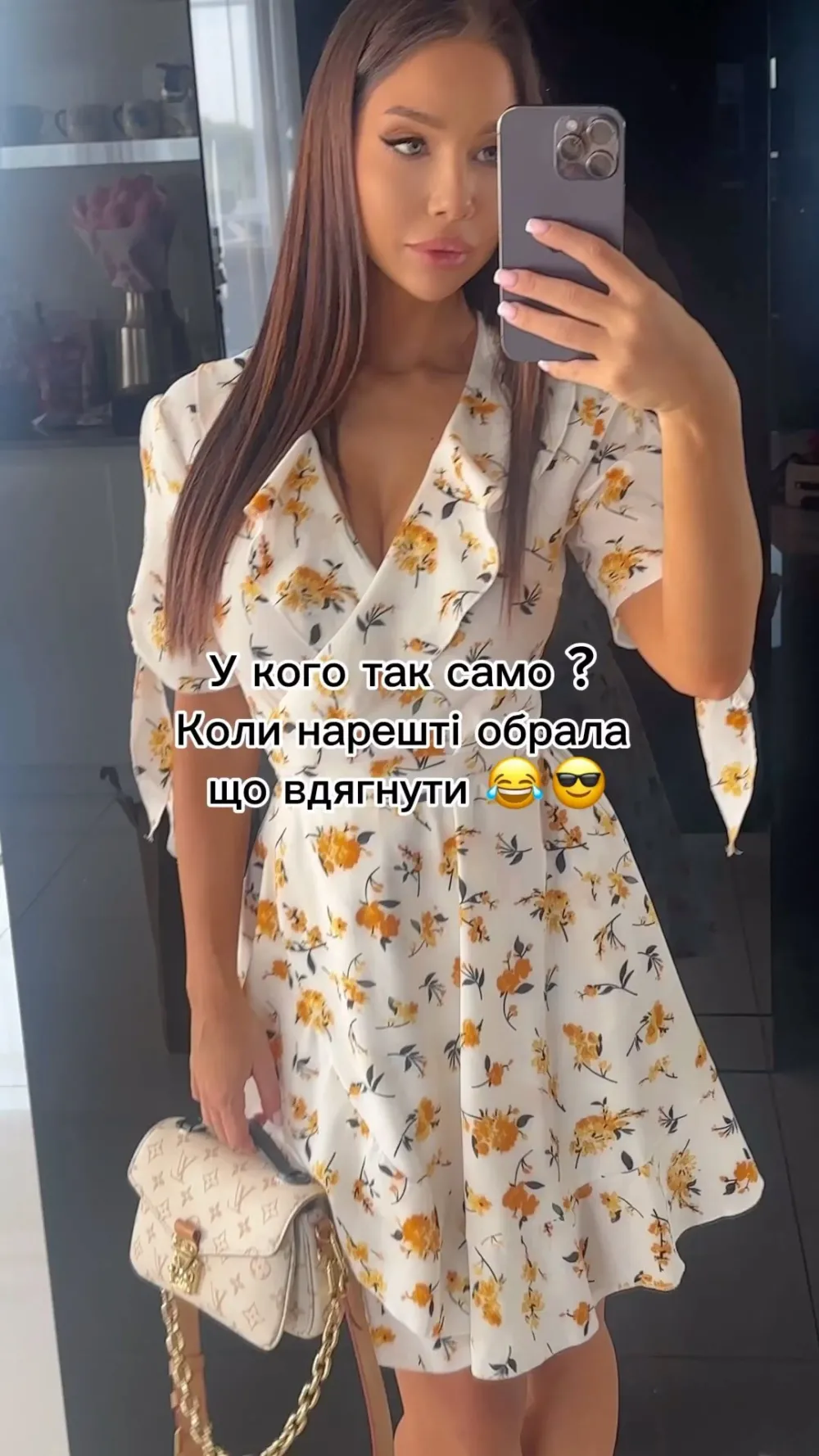 Біла сукня міні на запах у жовті квіти - 1675 — фото 2